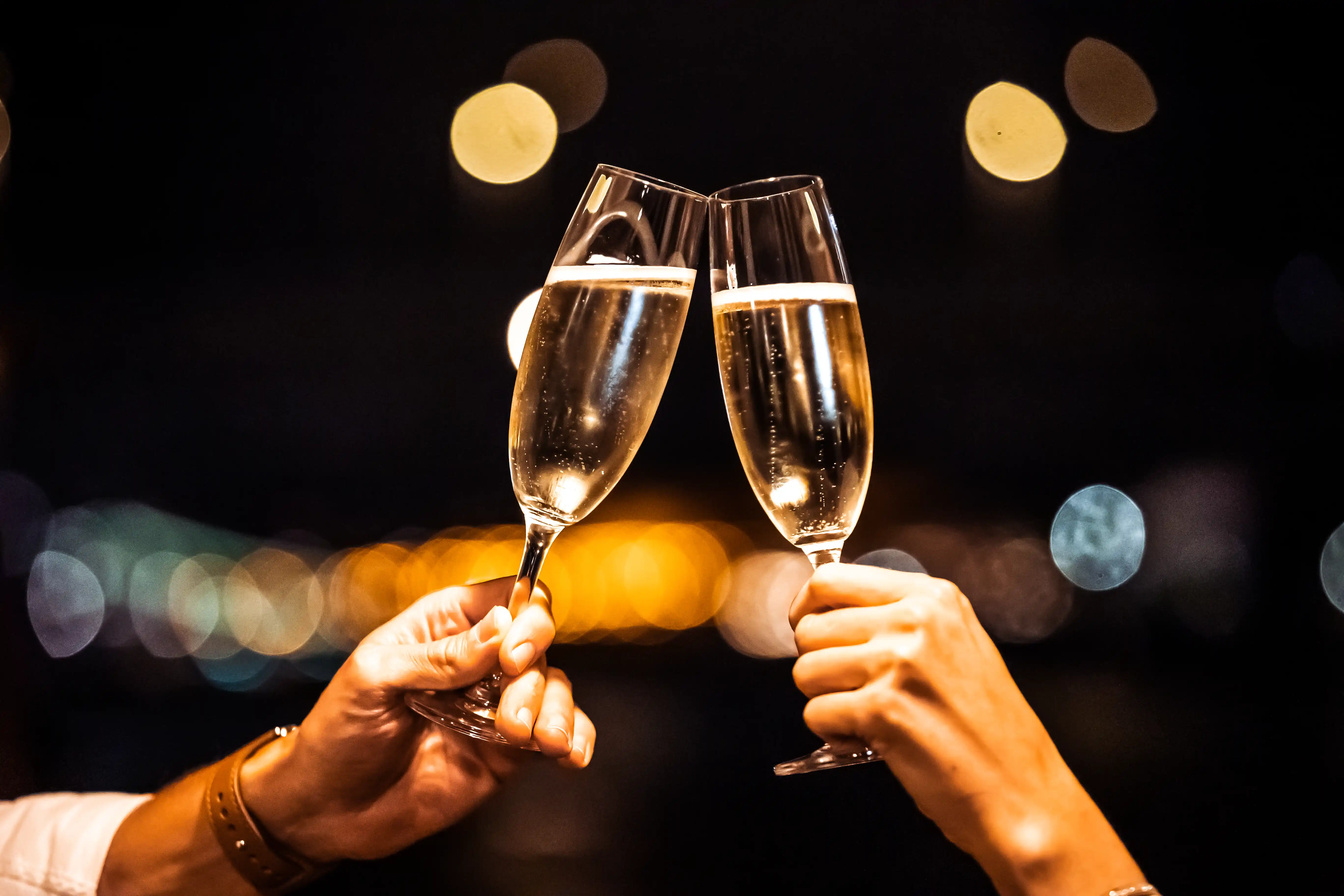 Chilled glasses of Frizzante sparkling wine served on a luxury Budapest boat tour