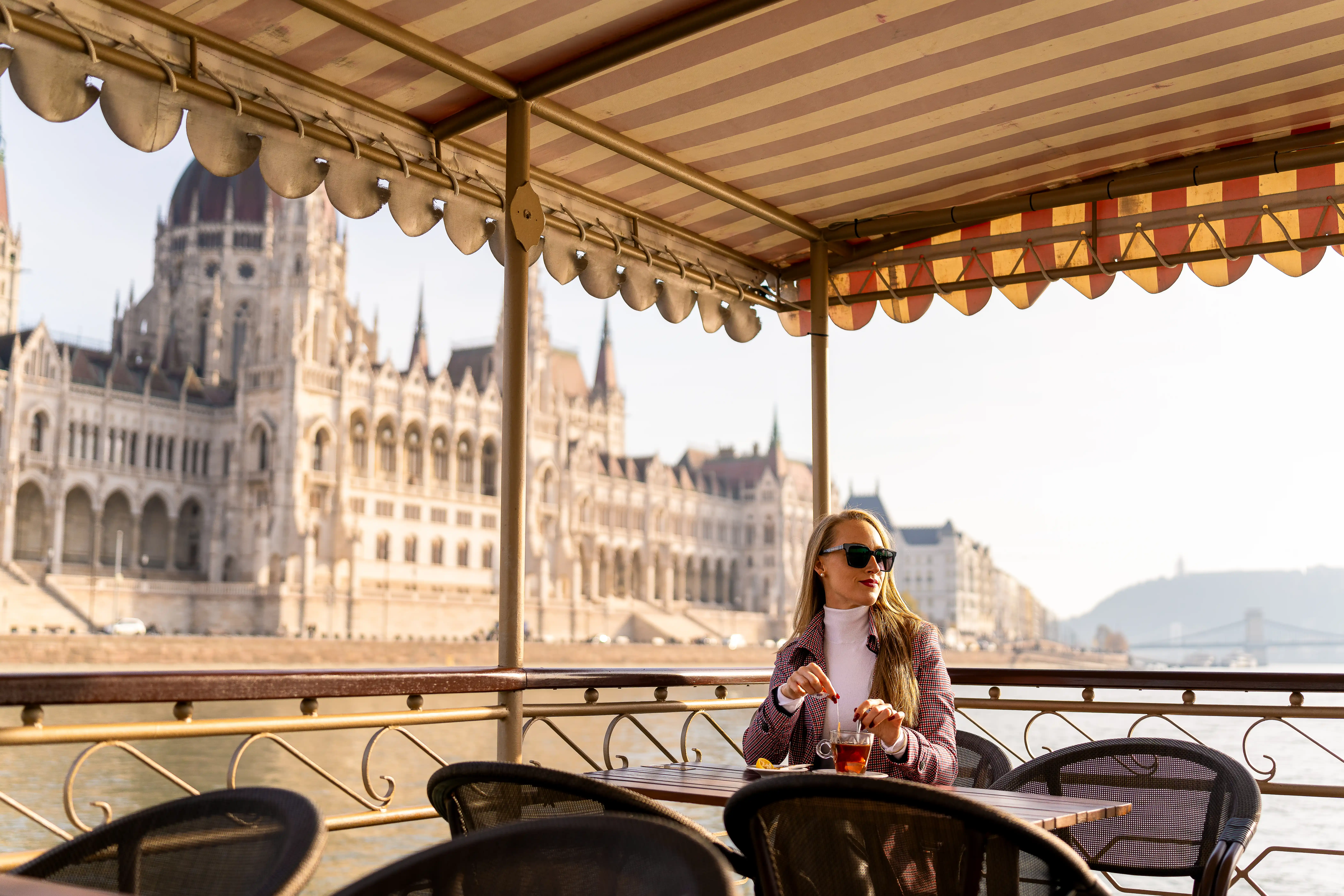 Cozy autumn scenery on the Danube with hot drinks and blankets provided by Duna Cruises